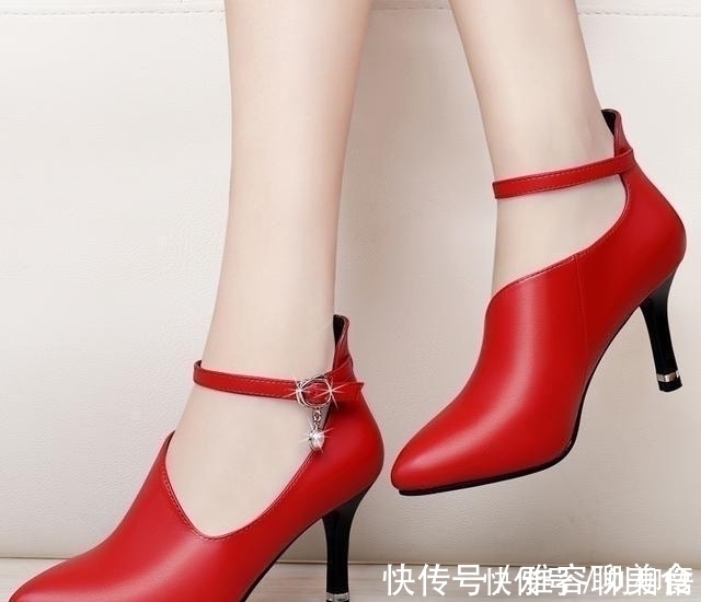 优雅感 细跟鞋是女人穿着中优雅的代表,让你尽显十足的女人味儿
