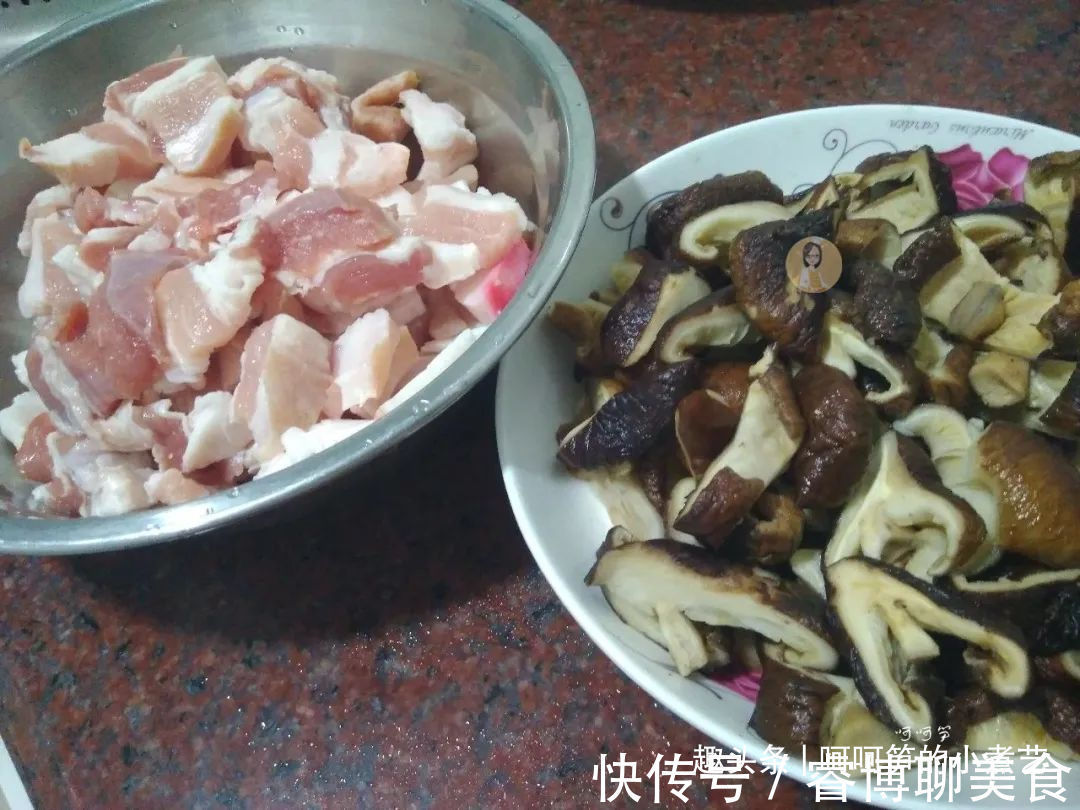 香菇|端午节将至，教你做鲜香味美的咸蛋黄肉粽，软糯诱人，吃了还想吃