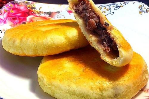 早餐很适合做酥脆豆沙饼，咬一口酥酥的，比外面买的还好吃