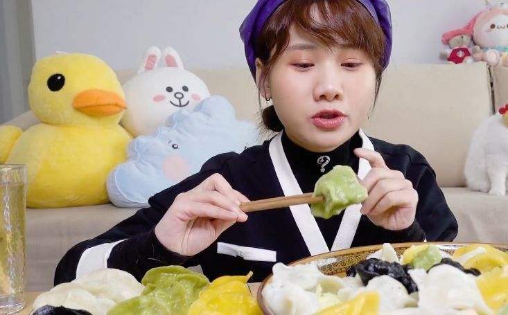 密子君吃300个四色海鲜水饺,喝水的时穿帮,网友这是糊弄谁呢