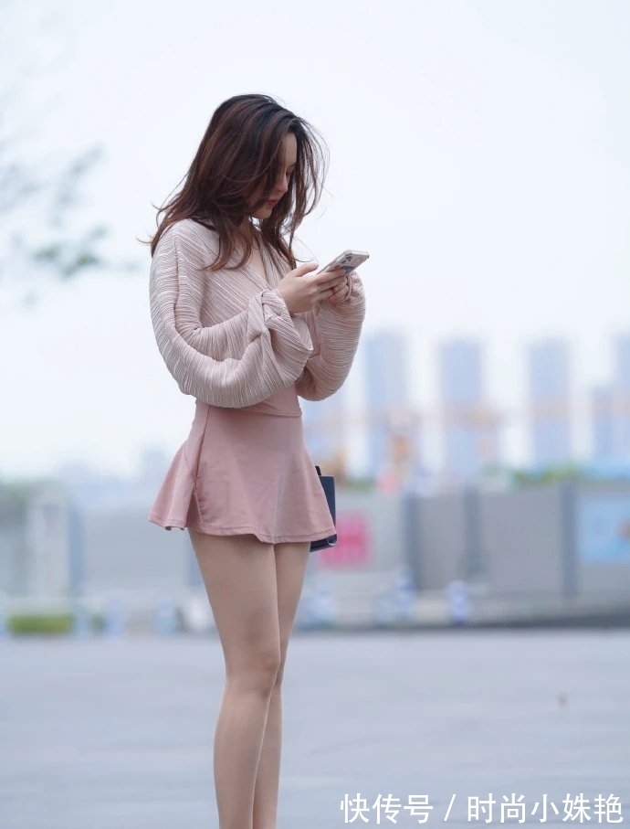 米色 米色配粉色穿搭,尽显都市丽人