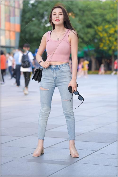 吊带|街拍美女:粉色吊带搭配牛仔裤,清凉舒适,少女感十足