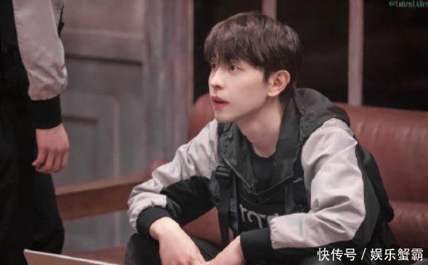 密室 刘耀文记录了“密室出逃”的全过程,背手插兜,他对谁表示不满了?