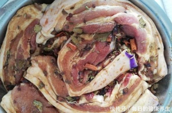  农村才能做烟熏肉学会这招，城里也能熏，味道更香，放1年不坏
