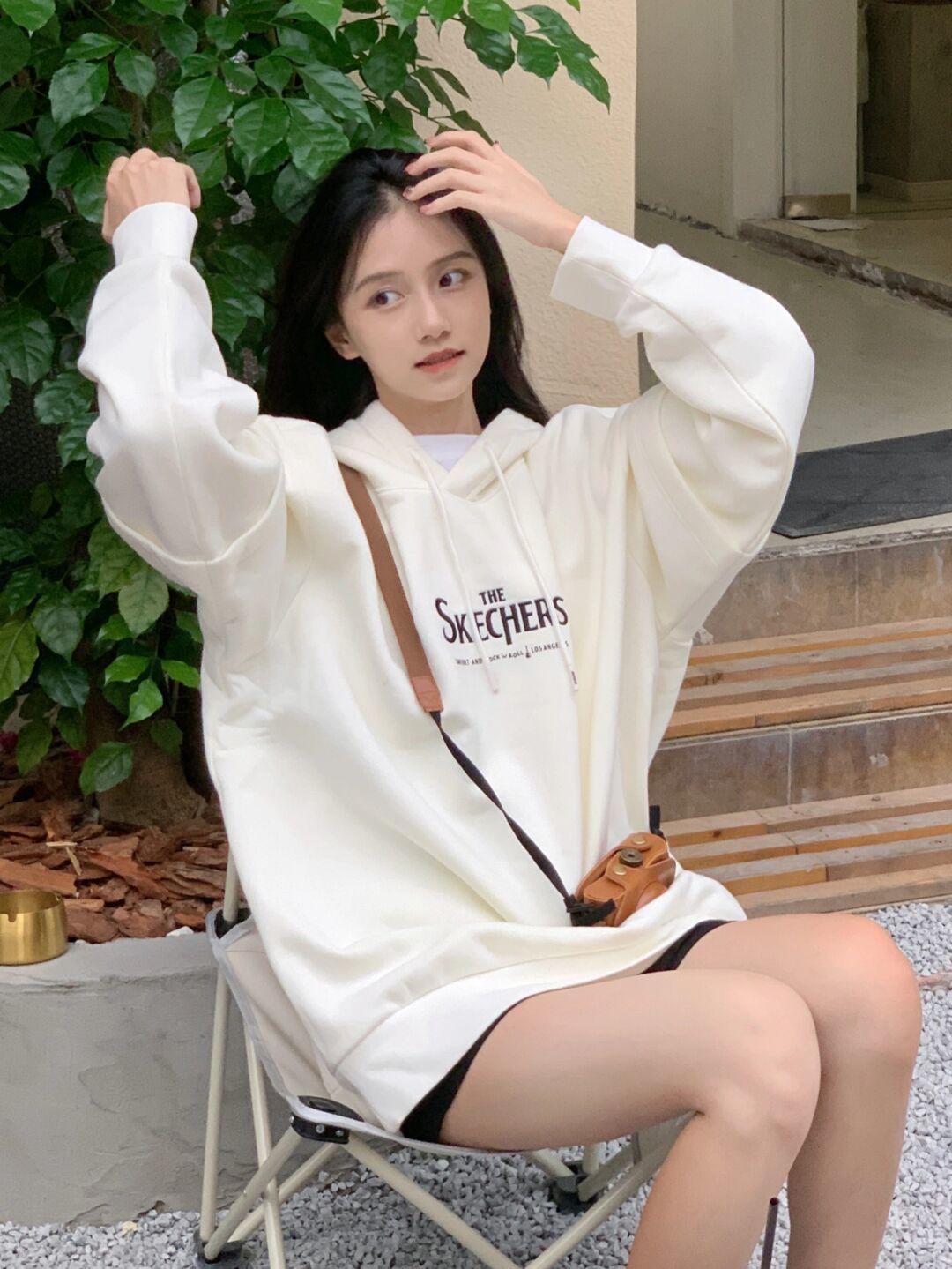 半身裙|天气回暖该怎么穿出氛围感?米色卫衣+黑色半身裙,清纯又不失个性