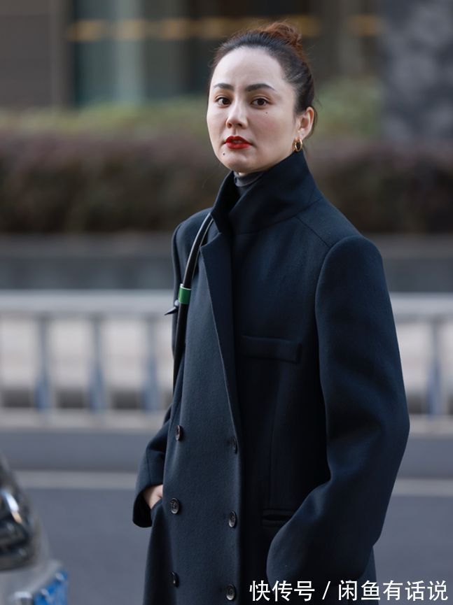 大方 秋冬大衣怎么穿更显贵?学45岁博主用“同色系”,秒变人间富贵花