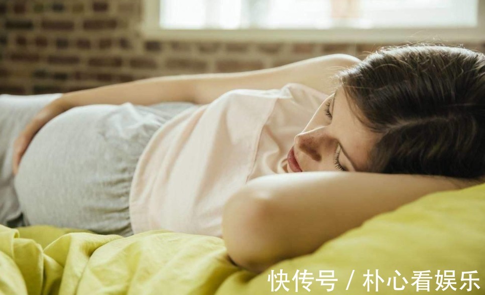 胎儿|孕期坚持左侧卧睡觉,生下宝宝却脚部畸形,孕妈该如何正确左卧