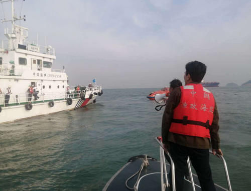 救助|海洋综合执法队伍联合海事部门成功救助6名海上遇险船员
