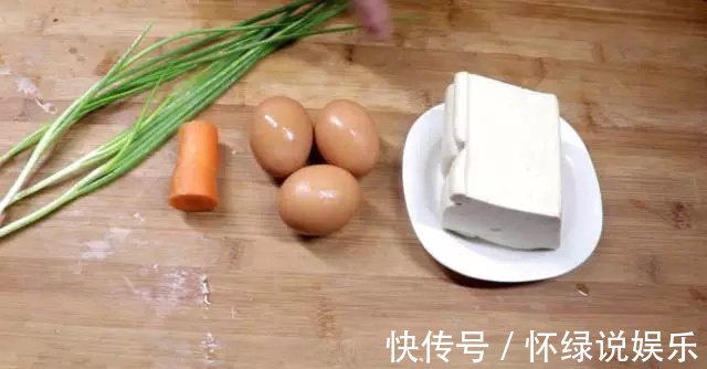 小孩|早餐做鸡蛋豆腐饼，小孩和老人都爱吃，上桌不到3分钟就抢完了!