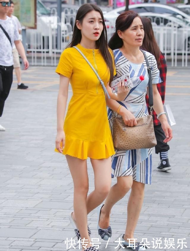 时尚|紧身连衣裙的时尚造型，帮苗条女孩塑造圆润身材，性感又时尚