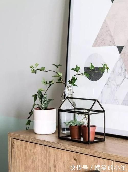 隔断|66㎡两居,以储物柜做隔断,以墨绿和原木配色,实用的文艺范儿