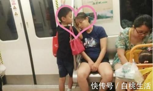 坐姿|姐弟俩地铁上的坐姿走红，乘客竖起大拇指，这才是真正的“炫富”
