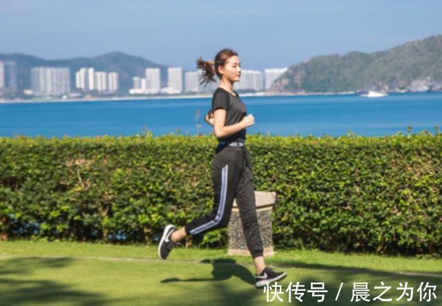 凹凸有致|95后美女因一张晨跑照“走红”，身材凹凸有致，网友：太吸睛