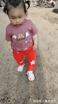 |搞笑GIF:大爷,我只是想拍个照,你没必要拿鞭子抽我吧!