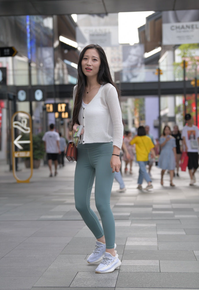 春季衣服不会搭，就选修身显瘦的“瑜伽裤”，让造型轻松变好看