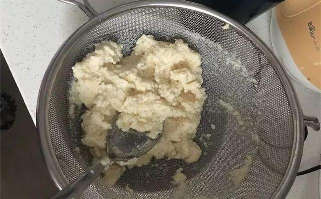 出门捡点养花“大补肥”,一分钱不花,绿萝君子兰长得“绿油油”