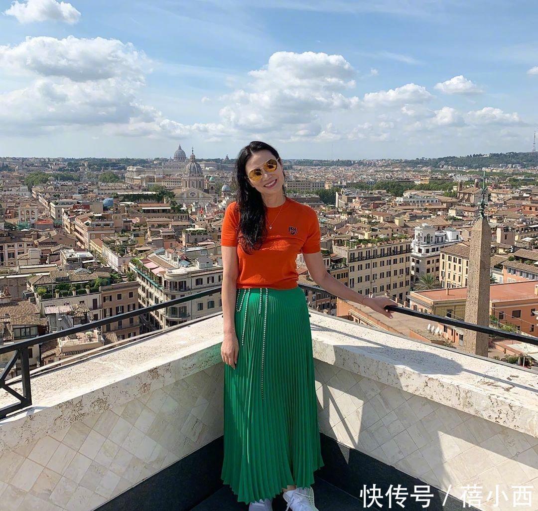 卷发|邓文迪换了个卷发洋气太多,穿亮片连衣裙真美,好身材大婶辈少见