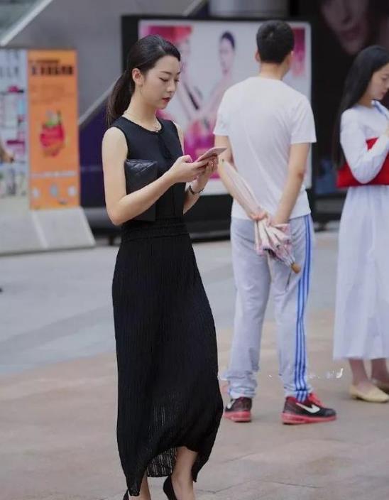 街拍:笑容甜美的小姐姐,穿着拼色外套,显得青春靓丽