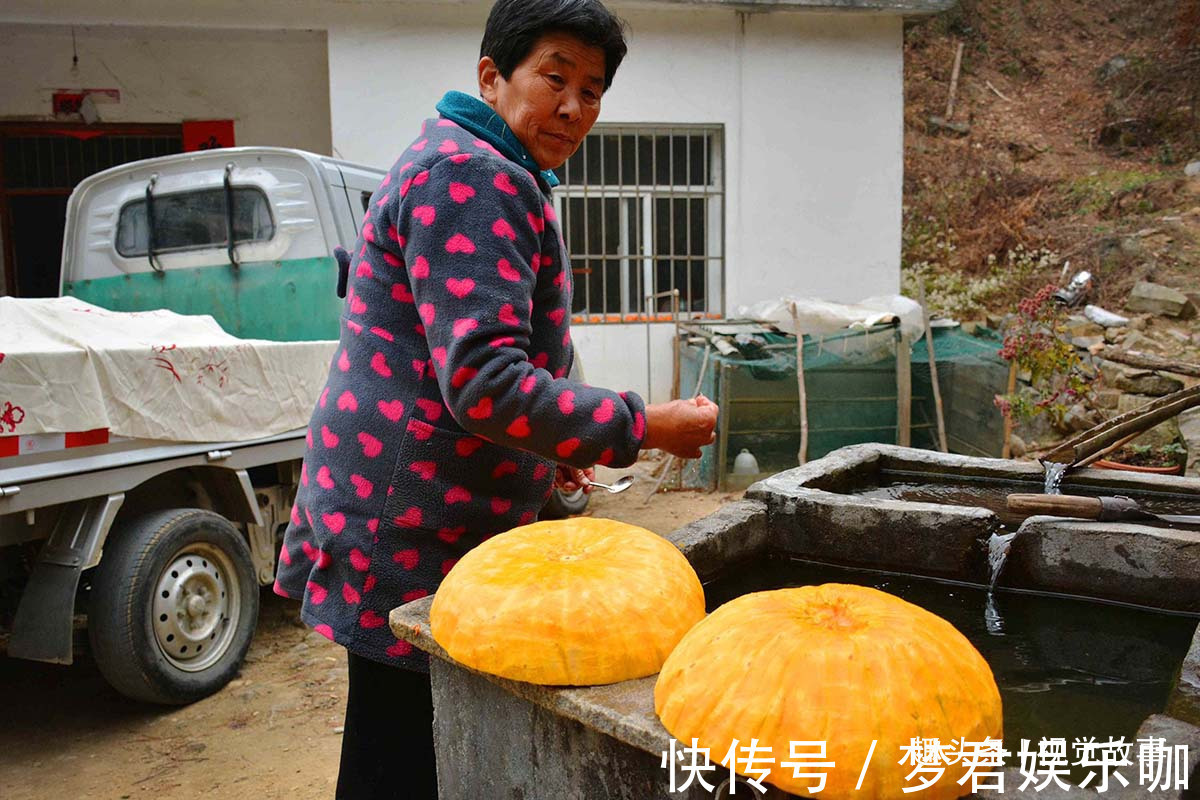 山村68岁大爷行动不便，老伴在家做美食，全给儿媳妇吃