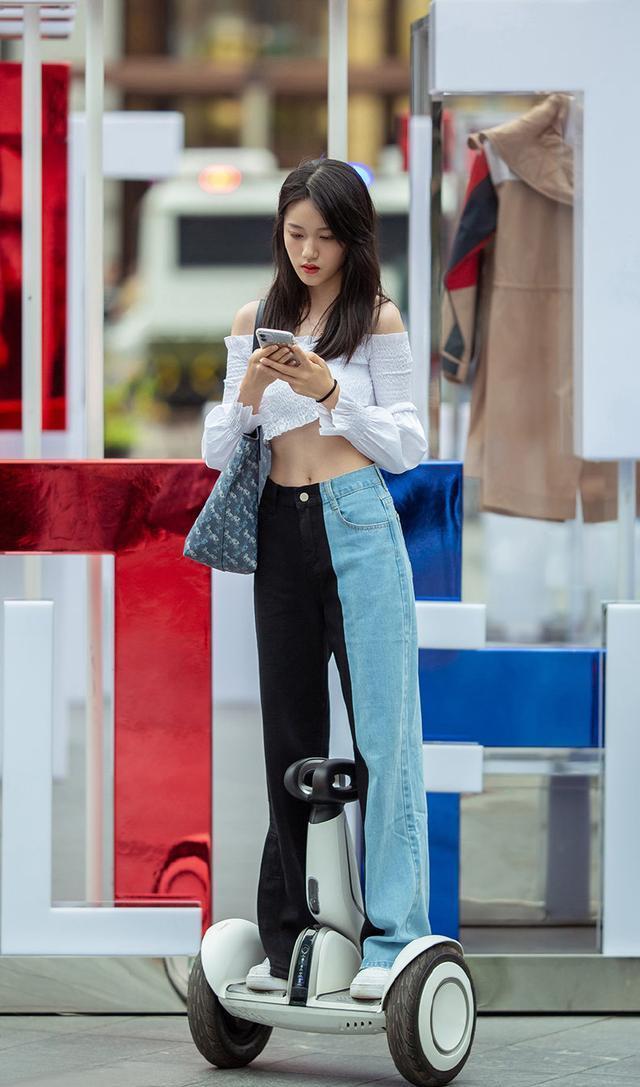 身材|街拍:暖冬, 美女用一字领上衣搭配拼色牛仔裤, 展示身材凸显青春气息