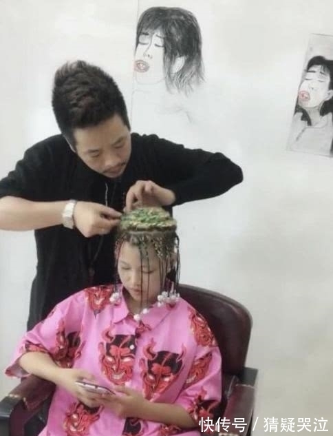 造型 美女去理发店剪了一个独特的发型,网友:墙上的造型更吸引眼球