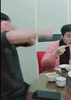 |搞笑GIF:男人带娃,只要孩子不哭不闹就能做自己的事情