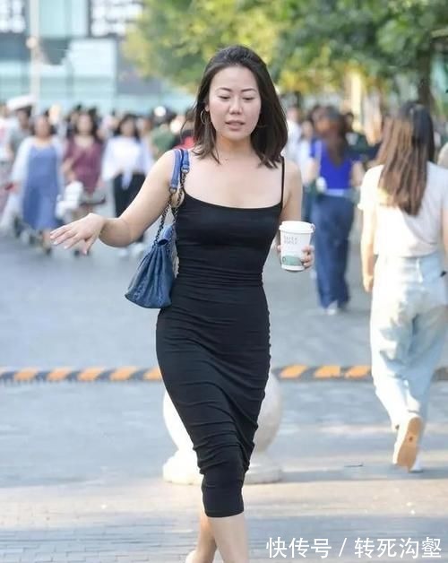 小姐姐 穿着一身连衣裙的小姐姐,休闲还减龄,有点新奇