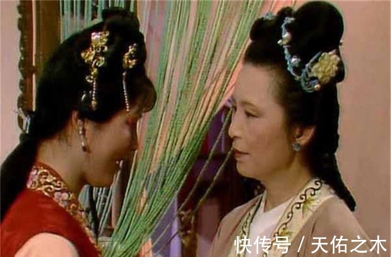 薛宝钗$谁给王夫人告密,充当她的心耳神意?不是袭人,也不是麝月