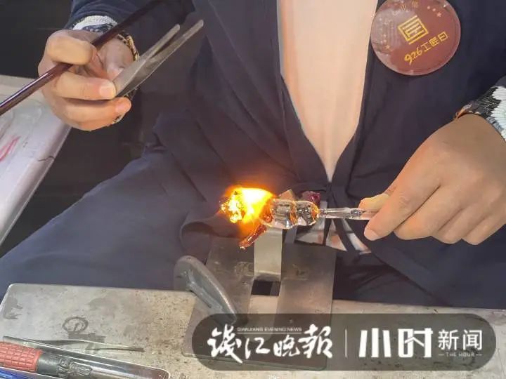 美院|夜市里，戴墨镜的小伙“妙手生花”，还每天“撒狗粮”