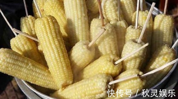 煮玉米时,水里多加2样调料,煮熟后更营养,口感软糯,又香又甜