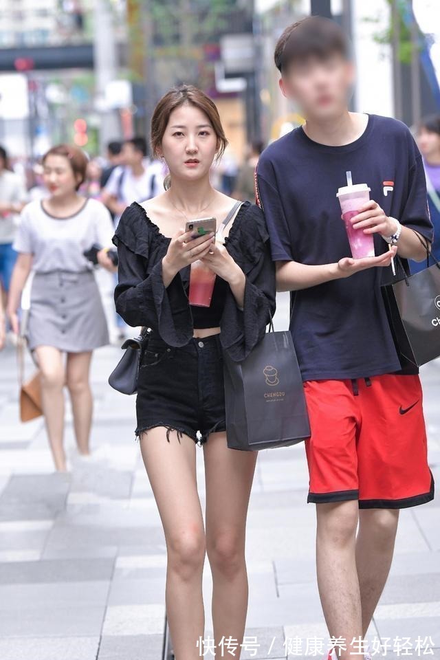 t恤 黑色短款上衣搭配蓝色阔腿打底裤，时尚端庄，贤良淑德气质无疑！