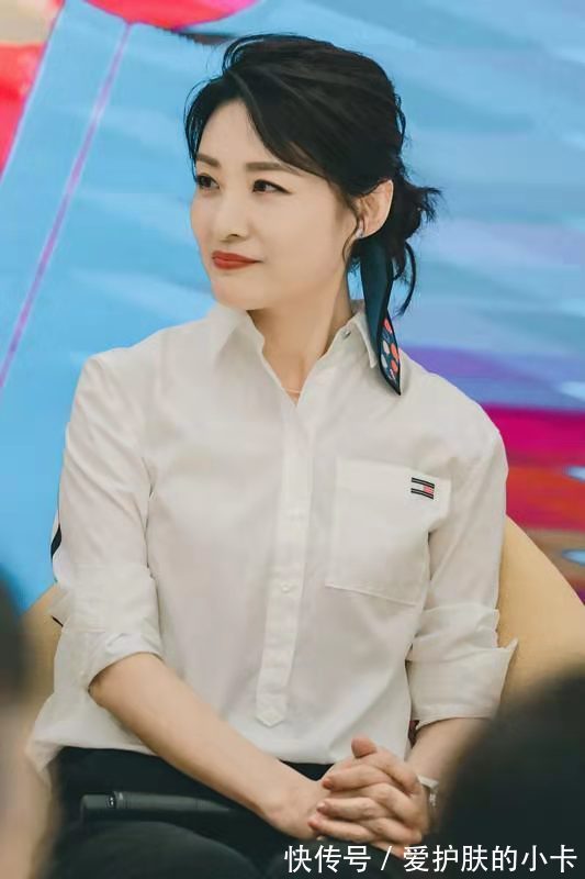周涛|周涛真是主持界的穿搭模板,白衬衫配黑裤超高级,53岁太显年轻