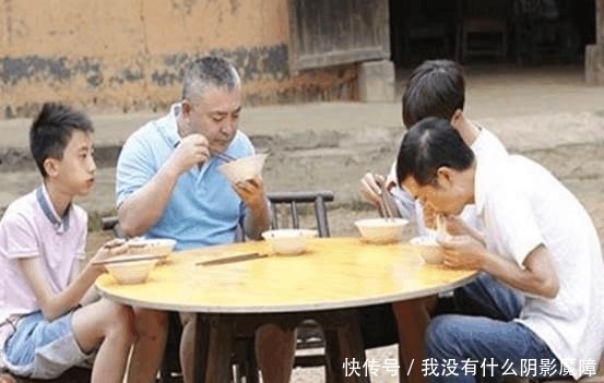 古人为什么说“父子不同桌, 叔侄不对饮”, 其中含义和原由你都知道吗?