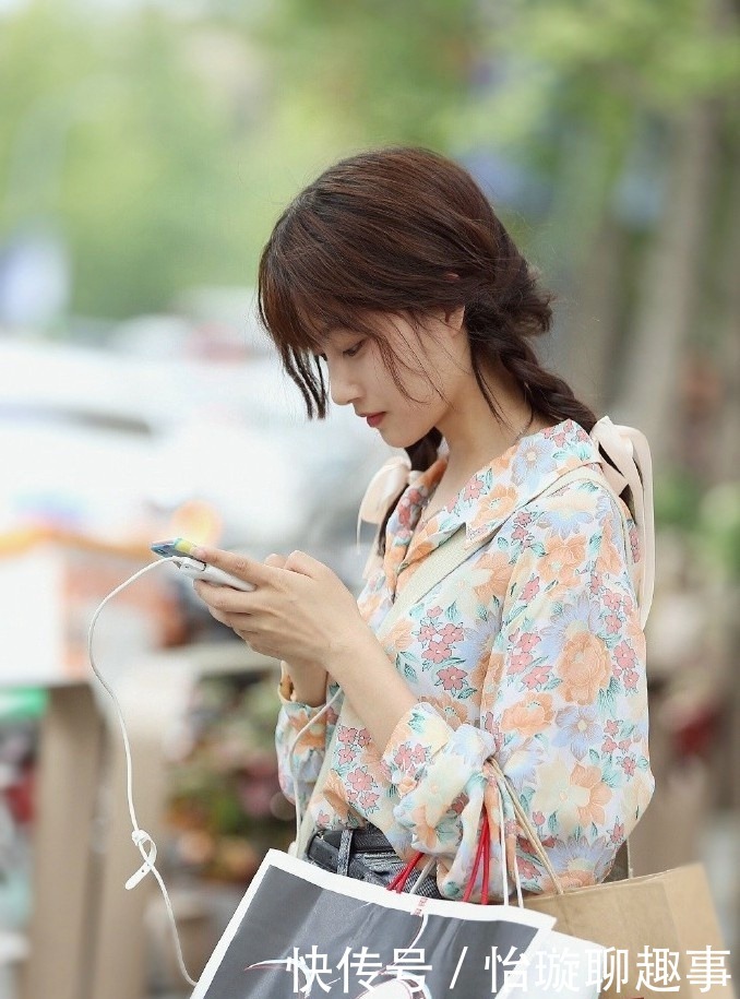 街头气质美女,裙子和短裤的时尚穿搭,既个性又漂亮!