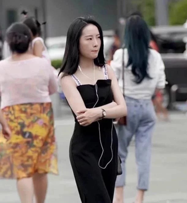 容貌|长发披肩的小美女,精致的穿搭美丽的容貌,展示独特的魅力