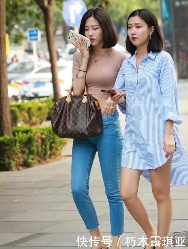 街拍：美女应该这样穿，白色短裙上身，尽显完美气质！