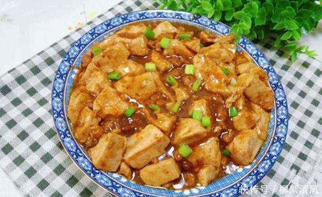 翻炒均匀|自创的菜肴,朋友却说是“黑暗料理”,下一秒竟连吃两大碗