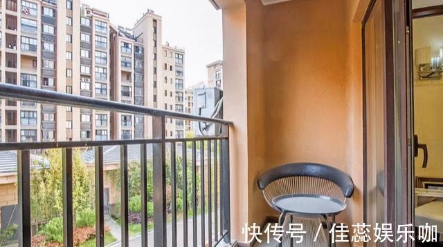阳台上|“卧室带阳台”和“客厅带阳台”哪个好?住过的人说出了心里话