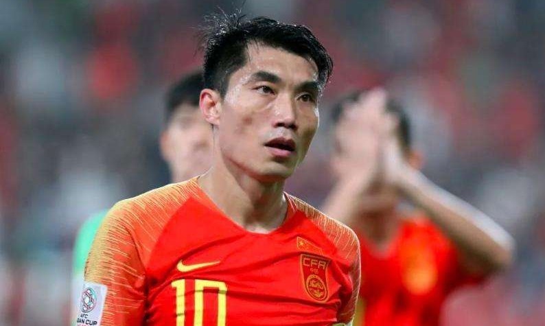 名嘴|玩手机、喝酒被开除,为何还能踢国足首发?名嘴一番言论点醒球迷