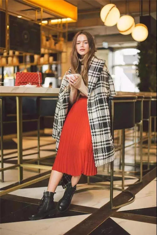 过年这两个颜色穿在一起，一看就很“讨喜、显白、高级”，快收藏