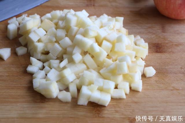 极简版苹果派教程,面粉包苹果烤一烤,香软又易消化