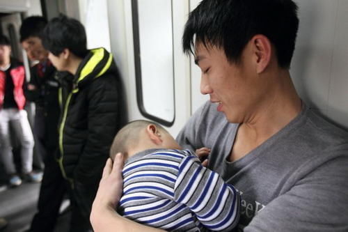 回家|产妇出院回家,由谁抱孩子更好?专家:四个候选人+两大候选条件