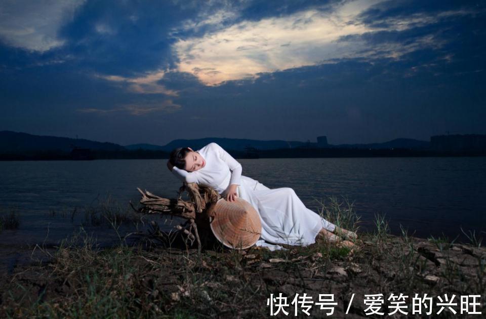 静依|回眸千里外,是谁的擦肩痴了岁月,载了思念?