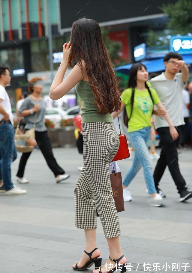 韩玉梅|小姐姐身穿紧致的打底裤,提升气质和身形美,简约休闲