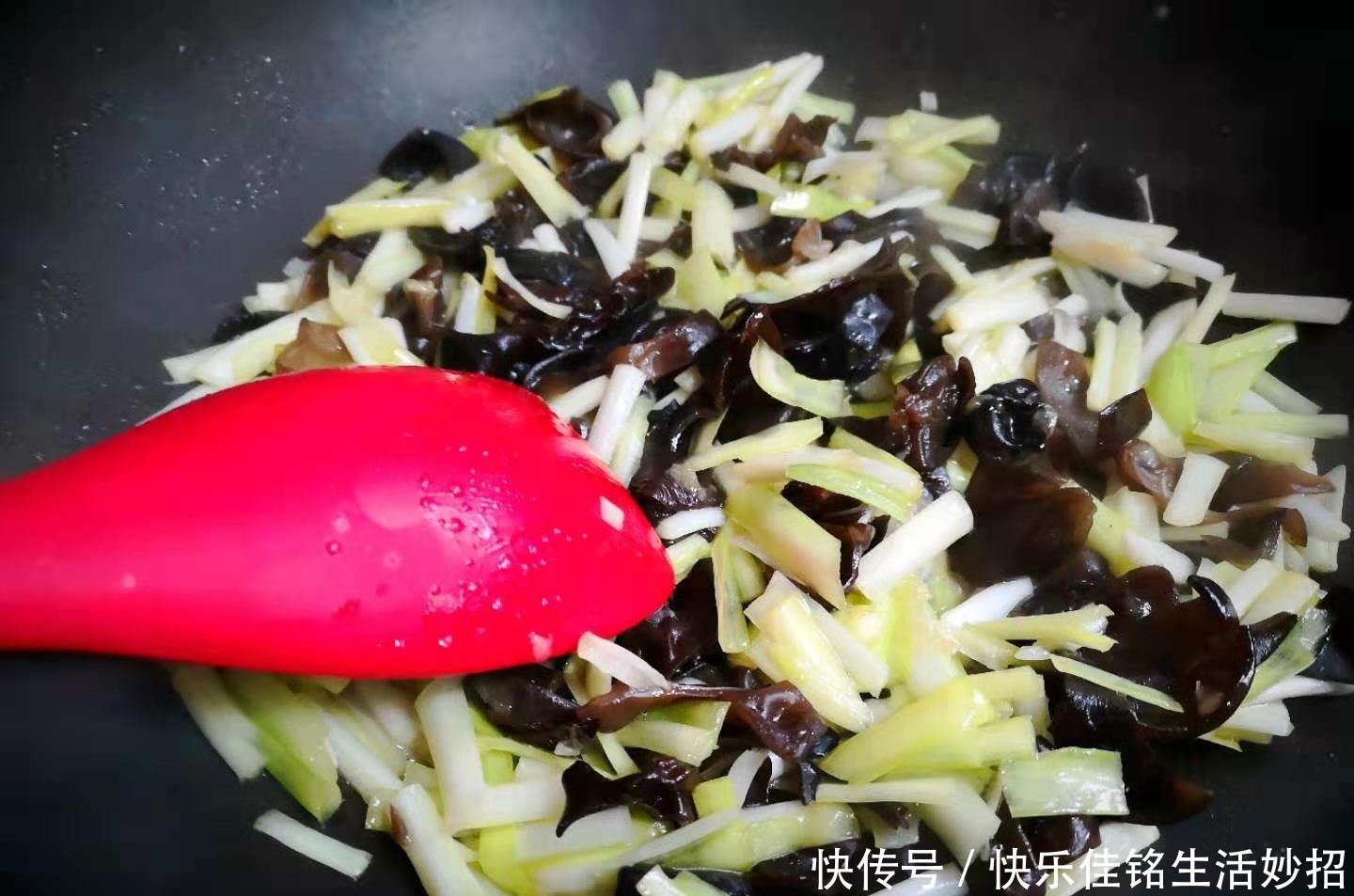 韭黄炒木耳|这菜和黑木耳是绝配,简单一炒,清肠又去脂,正当季,要多吃!