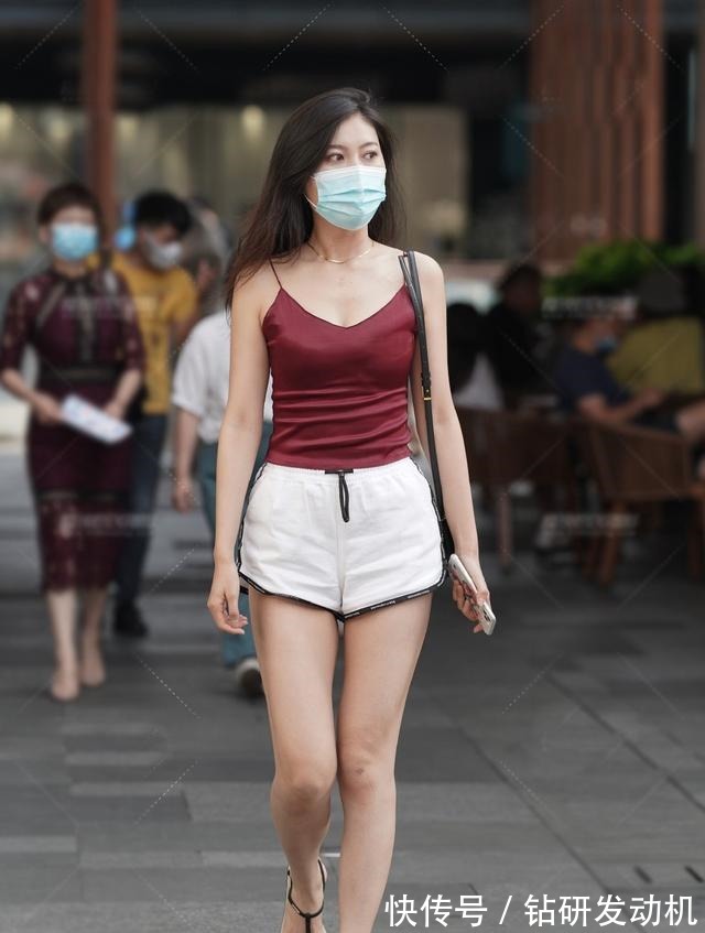 吊带衫 清凉的白色短裤装，搭配枣红色吊带衫，时尚大方又清新靓丽！