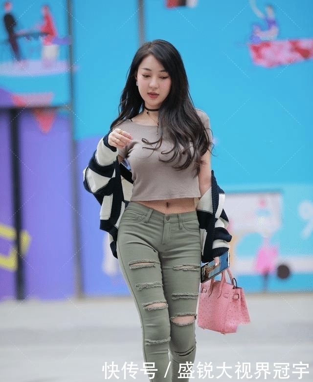 横条纹针织衫，搭配灰绿色破洞裤，性感迷人 个性别致