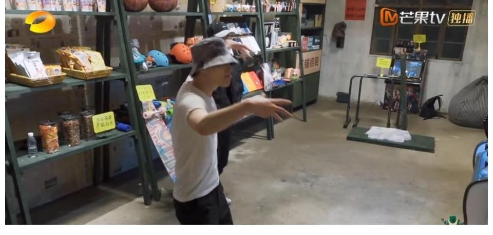 芳心|《向往的生活5》张艺兴即兴弹唱，俘获无数观众芳心，成功出圈！