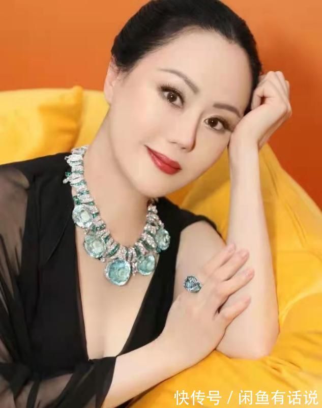 单品|章小蕙才是真名媛,圆润身材穿小黑裙显富态,30克拉鸽子蛋太闪耀