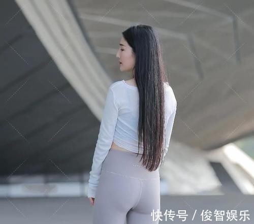 美丽 身材好的小姐姐穿灰色瑜伽裤,美丽大方,清新淡雅